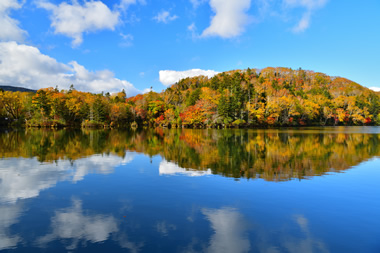 紅葉の名所「阿寒湖」(釧路市)