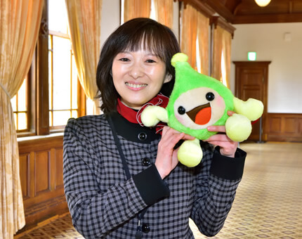 スタッフの笠原佳枝さんとエネモ