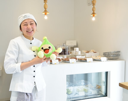 オーナーパティシエールの青木佳奈さんとエネモ