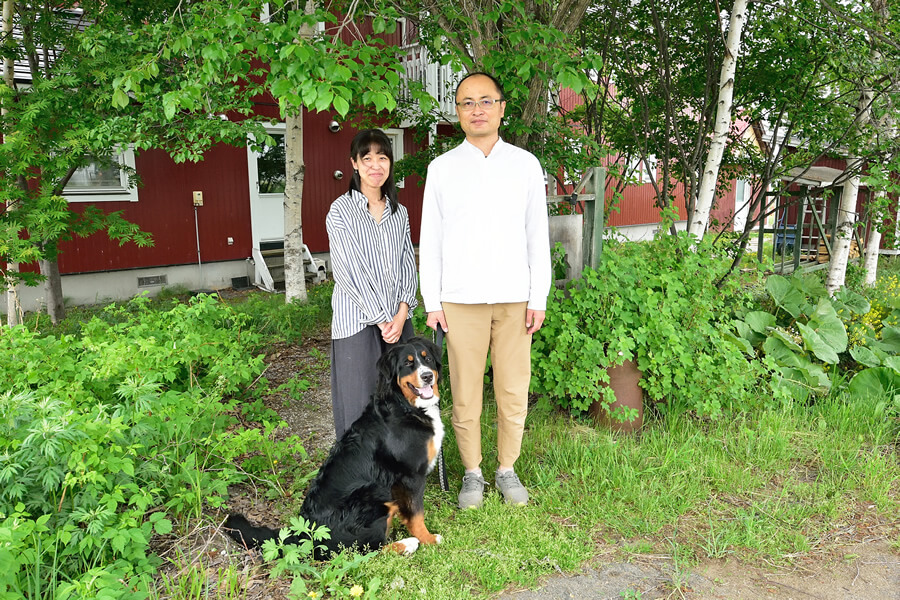 オーナーの太田雅己さんと妻の礼菜さん、看板犬のローニャちゃん