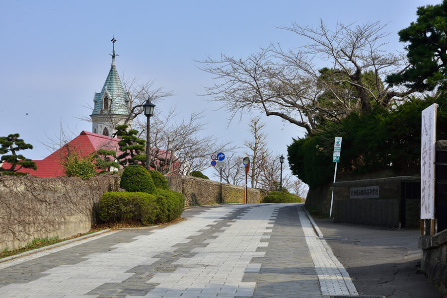 函館の西部地区のカトリック元町教会と二十間坂方面