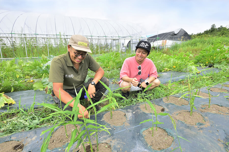 契約農家「長福ファーム」の長岡大輔さん（左）と前田伸一さん（右）