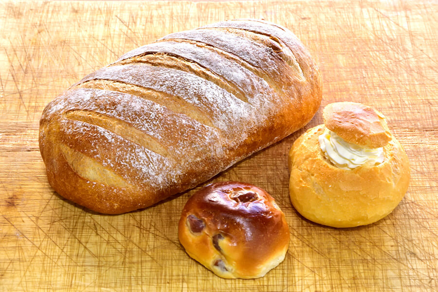 左：カンパーニュ、中：豆パン、右：パン・オ・シャンティ