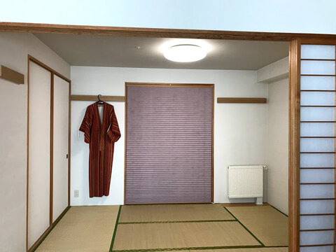 和室のふすまをはずしてロールカーテンにして着物類を収納し、鴨居も別につけて着物をかけられるように工夫した空間のイメージ