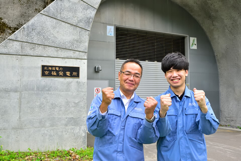 倶知安水力センターの発電課 課長・岩越 勇二さん(左)と同発電課の佐久間 雄大さん(右)
