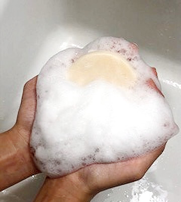「檜山海参（ヒヤマハイシェン）石鹸」で泡立てている様子