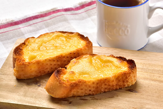 パンに乗せ、家庭用のトースターで3分ほど加熱した「雪博士の大地で生まれたとろけるチーズみたいな…」