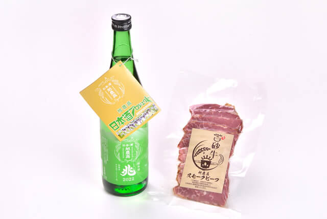 「旭農高日本酒プロジェクト 兆 2022 (720mℓ)」1本と「旭農高スモークビーフ」1袋