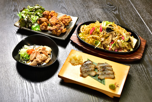 左奥:とりの唐揚げ、右奥:鉄板塩チャーメン、左手前:とり皮ポン酢、右手前:ナマコの刺身