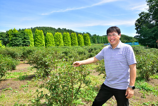 株式会社あつまみらいが運営する農園でハスカップを紹介する、代表取締役 山口善紀さん