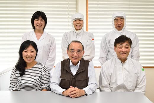 北海道フード・大髙己津夫社長（写真中央）、一緒に商品開発をしている社員の皆さん