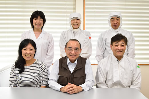 北海道フード・大髙己津夫社長(写真中央)、一緒に商品開発をしている社員の皆さん