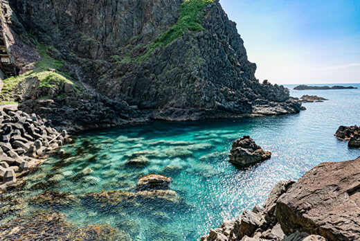 青く透き通る穏やかな海