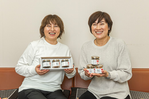 古宇郡漁業協同組合神恵内女性部 部長・村田由紀子さん（写真左）と西川由美子さん（写真右）