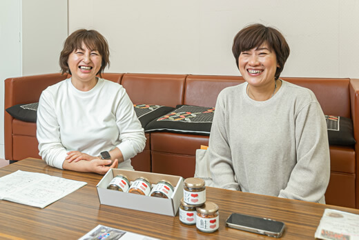 古宇郡漁業協同組合神恵内女性部 部長・村田由紀子さん（写真左）と西川由美子さん（写真右）