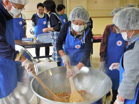 地域赤十字奉仕団の炊き出しボラティアの様子(赤十字ボランティア)