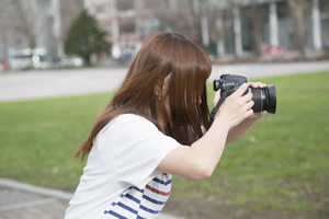 ファインダーをしっかり覗けておらず、前傾姿勢になっている悪い例のイメージ
