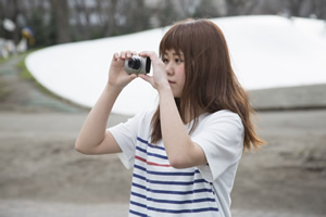 両手で安定している良い例のイメージ