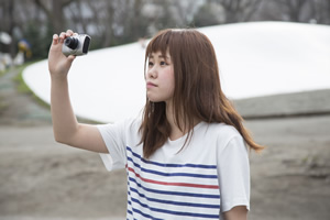 片手で安定していない悪い例のイメージ